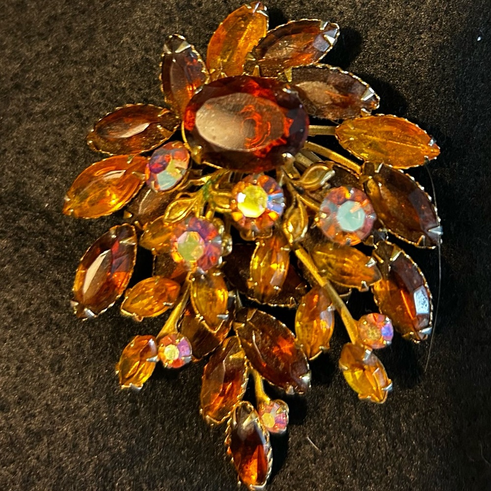 Vintage 1980s brown aurora borealis flowing flower pendant.